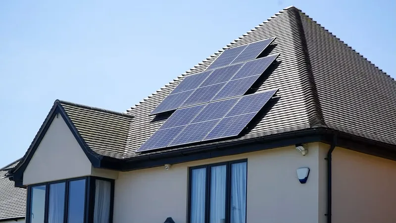 Einfamilienhaus mit Photovoltaikanlage auf dem Satteldach